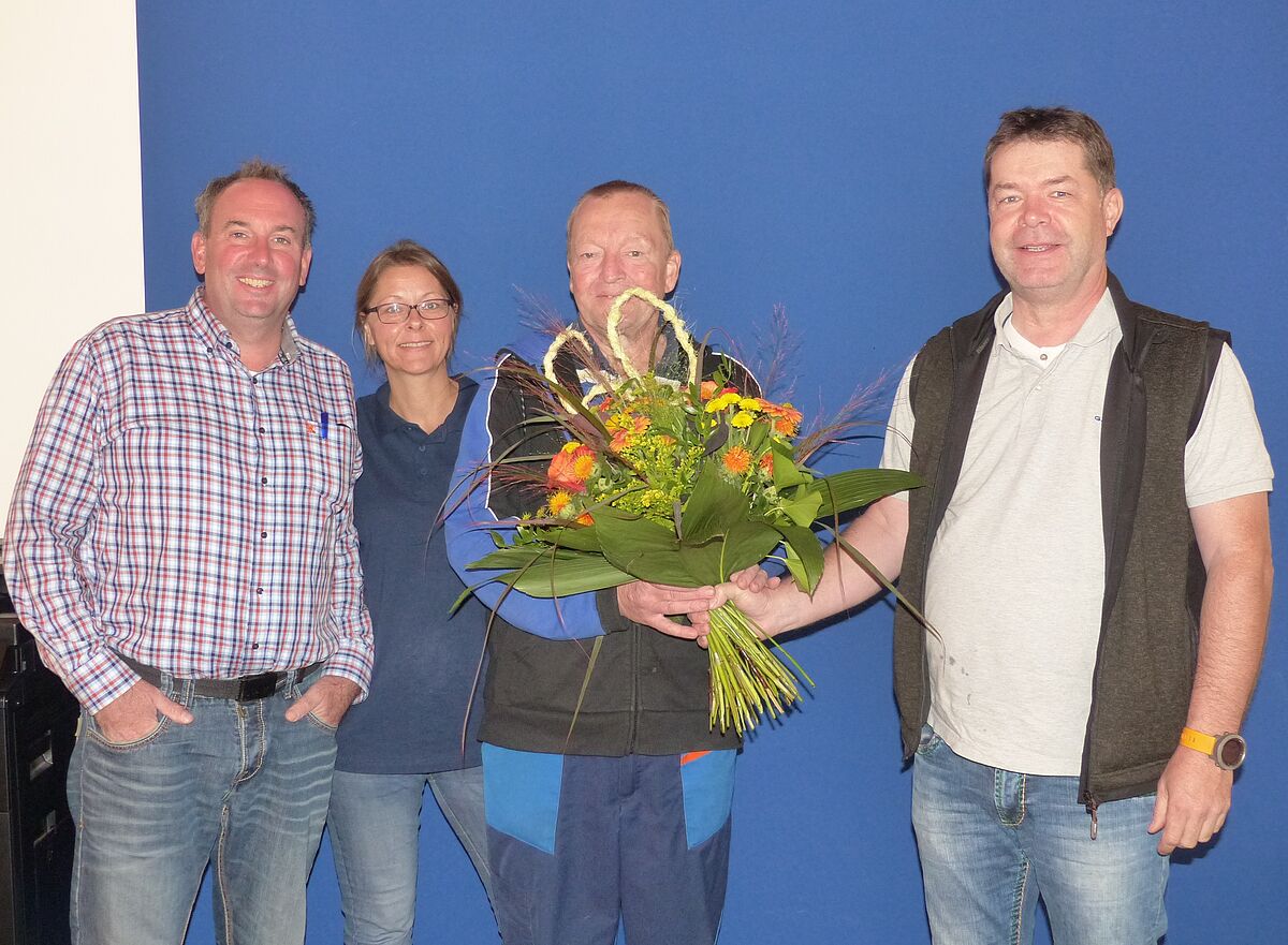 Wir gratulieren unserem Herrn Hoffmann ganz herzlich zu seinem 60.Geburtstag. Für seinen weiteren Lebensweg wünschen wir ihm viel Gesundheit, Glück und Zufriedenheit. Auf das wir noch weiterhin so super mit Dir zusammenarbeiten dürfen - Dein Team vom Auto