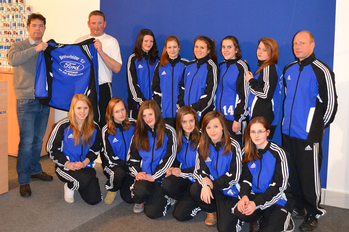 Mannschaftsbild vom Frauenfußballverein mit ihrem neuen Sponsor