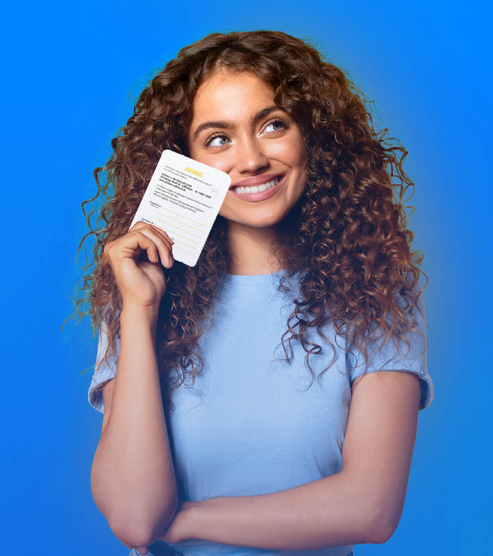 Frau hält Ausweis von Spardepot in der Hand