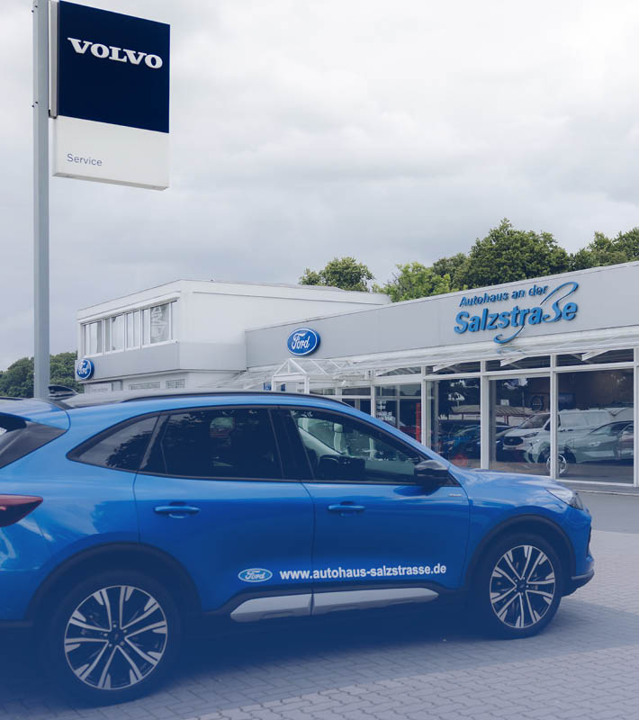 Einfahrt von Autohaus