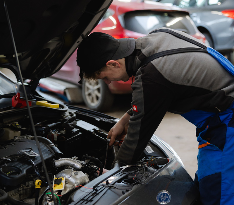 Mitarbeiter prüft Fahrzeug